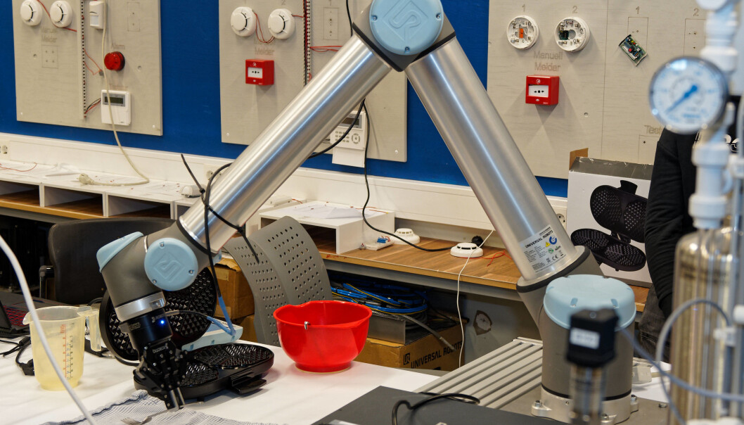 VAFFELROBOT: Når elevene får programmere roboten til å lage fredagsvaflene, blir det enklere å skjønne hvordan de må vite litt om flere fag. VAFFELROBOT: Når elevene får programmere roboten til å lage fredagsvaflene, blir det enklere å skjønne hvordan de må vite litt om flere fag.