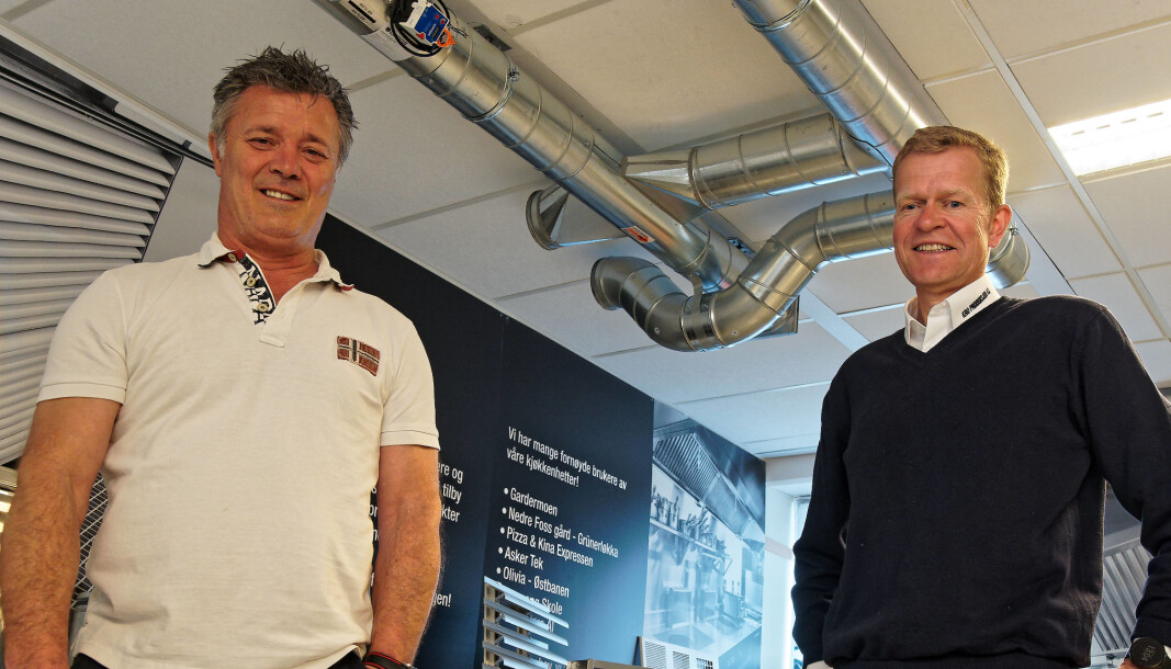 KRYSSER: De krysser fingrene for at de snart får vise flere kunder hvordan de kan krysse kanalene. Kro-X lar ventilasjon, vannrør og kabelbroer krysse hverandre direkte, uten at det går ut over takhøyden, forklarer Kent Østby (til venstre) og Per H. Lian. KRYSSER: De krysser fingrene for at de snart får vise flere kunder hvordan de kan krysse kanalene. Kro-X lar ventilasjon, vannrør og kabelbroer krysse hverandre direkte, uten at det går ut over takhøyden, forklarer Kent Østby (til venstre) og Per H. Lian.
