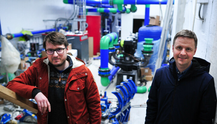 ENERGISENTRAL: Daniel Oestreich fra Bergen Rørteknikk og Ole Jørgen Fæø fra Theodor Eiendom i den nye energisentralen.