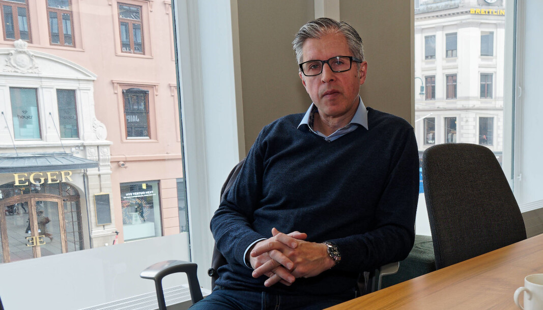 MØTEBORD: To fra huseierne, to fra håndverkerne og nemndsformann – Trond Martinussen vil gjerne ha flere saker i Håndverkerklagenemnda i stedet for at de skal havne i forliksrådet og domstolen og føre til store advokatutgifter. MØTEBORD: To fra huseierne, to fra håndverkerne og nemndsformann – Trond Martinussen vil gjerne ha flere saker i Håndverkerklagenemnda i stedet for at de skal havne i forliksrådet og domstolen og føre til store advokatutgifter.