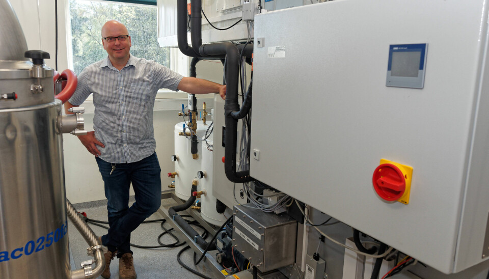 HET FORSKNING: På laboratoriet i Trondheim forsker Michael Bantle på varmere og mer effektive varmepumper.