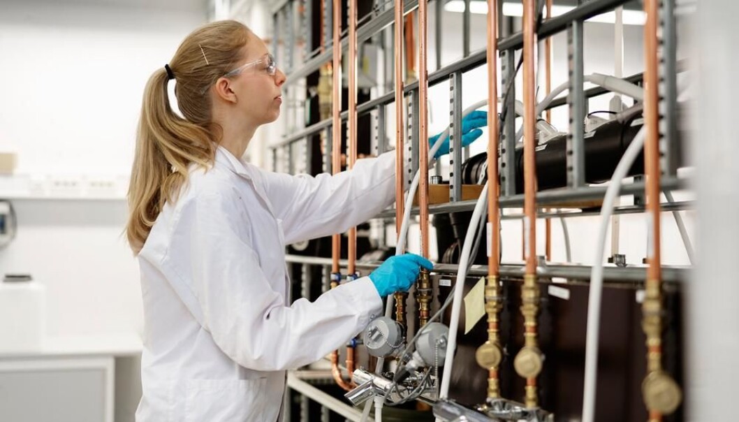 TESTRIGG: Masterstudent Trine Krakk skriver oppgave om legionella – her bruker hun testriggen som er satt opp med tanke på prosjektet. TESTRIGG: Masterstudent Trine Krakk skriver oppgave om legionella – her bruker hun testriggen som er satt opp med tanke på prosjektet.