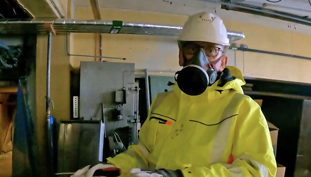 RYDDER OPP: Tom Eriksen rydder opp i asbesttabber nesten på fulltid. På Tekstilindustrimuseet forteller han hvordan millionskadene skyldes et rør med asbestisolasjon som ble kuttet. RYDDER OPP: Tom Eriksen rydder opp i asbesttabber nesten på fulltid. På Tekstilindustrimuseet forteller han hvordan millionskadene skyldes et rør med asbestisolasjon som ble kuttet.