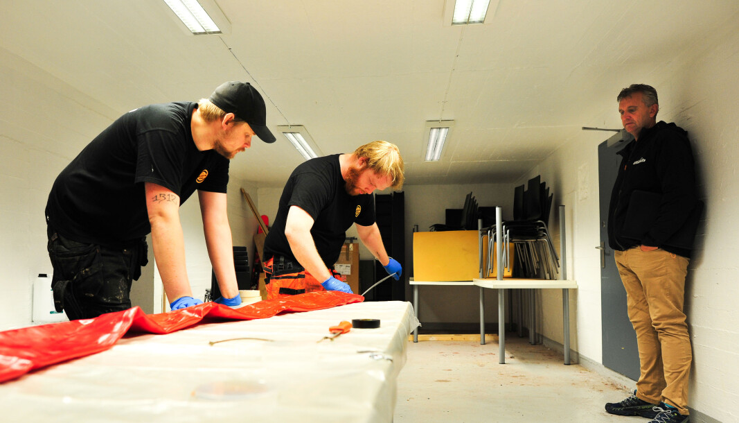 KLARGJØR: Oskar Forslund (t.v.) og Magnus Johannessen er i ferd med å klargjøre for rørfornying. Salgssjef for Olimb i Bergen, Rune Pedersen, følger med. KLARGJØR: Oskar Forslund (t.v.) og Magnus Johannessen er i ferd med å klargjøre for rørfornying. Salgssjef for Olimb i Bergen, Rune Pedersen, følger med.