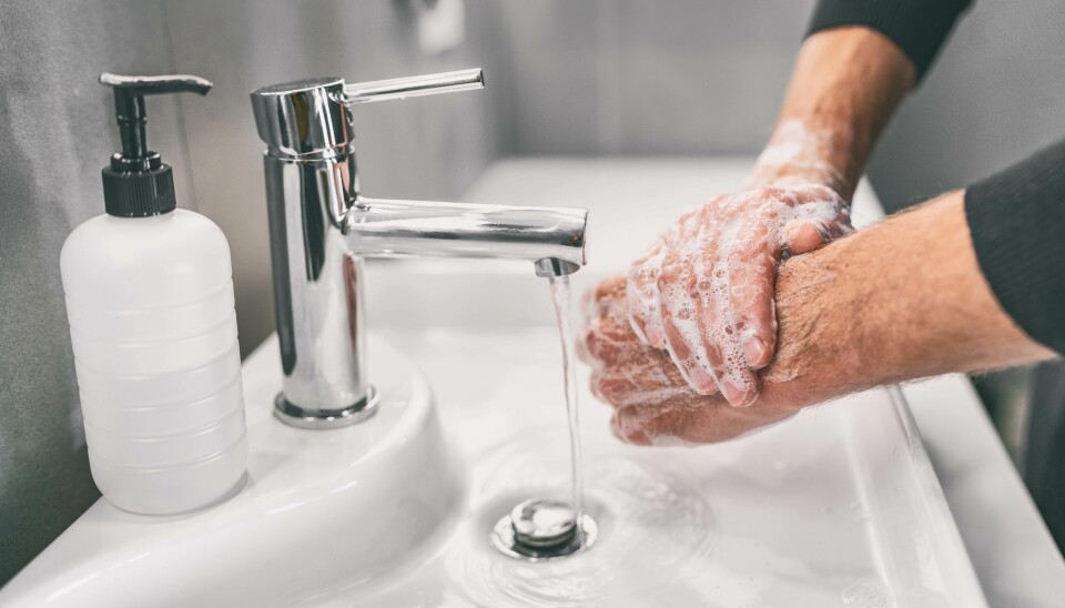 SKYLLES NED: Håndvask dreper ikke bakteriene – den bare skyller dem bort.
