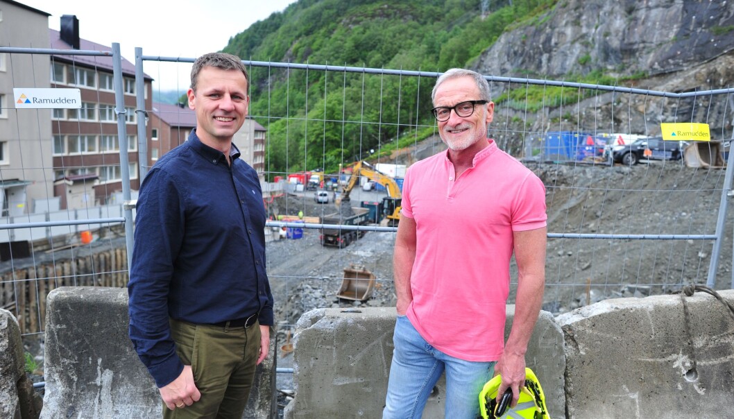 STORT KJØLEBEHOV: Det nye Protonsenteret i Bergen har stort kjølebehov for får solceller på taket. Påtroppende seksjonsleder VVS og prosjekteringsleder hos Multiconsult, Thomas Hagenes (t.v.), er her sammen med Kay-Ove Ulvestad fra Haukeland Universitetsjukehus. STORT KJØLEBEHOV: Det nye Protonsenteret i Bergen har stort kjølebehov for får solceller på taket. Påtroppende seksjonsleder VVS og prosjekteringsleder hos Multiconsult, Thomas Hagenes (t.v.), er her sammen med Kay-Ove Ulvestad fra Haukeland Universitetsjukehus.