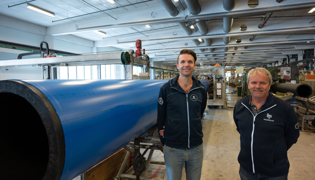 Sverre Tragethon (t.v) overtar nå den daglige ledelsen av Hallingplast AS etter sin far Steinar, som får nye oppgaver innen teknikk og utvikling etter 40 år som leder av bedriften. Sverre Tragethon (t.v) overtar nå den daglige ledelsen av Hallingplast AS etter sin far Steinar, som får nye oppgaver innen teknikk og utvikling etter 40 år som leder av bedriften.