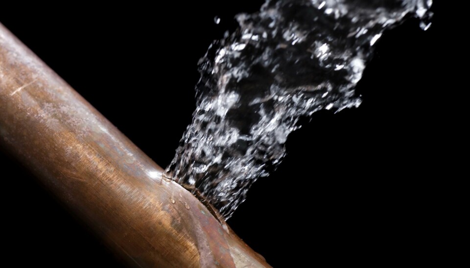 VANNSKADE: En butikk fikk vannskader for seks millioner kroner da en teglstein falt ned og fikk et kobberrør til å sprekke.
