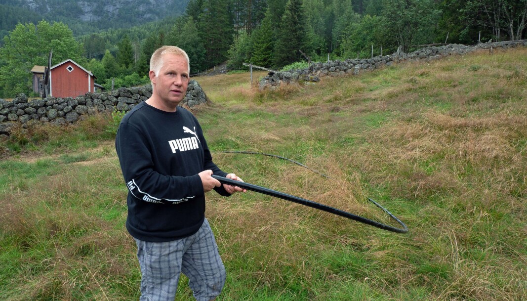 GIROLJE: – Det er som å dusje og drikke olje, sier Frank Sander Nilsen, som har fått tilbake vond lukt og smak i drikkevannet sitt. GIROLJE: – Det er som å dusje og drikke olje, sier Frank Sander Nilsen, som har fått tilbake vond lukt og smak i drikkevannet sitt.