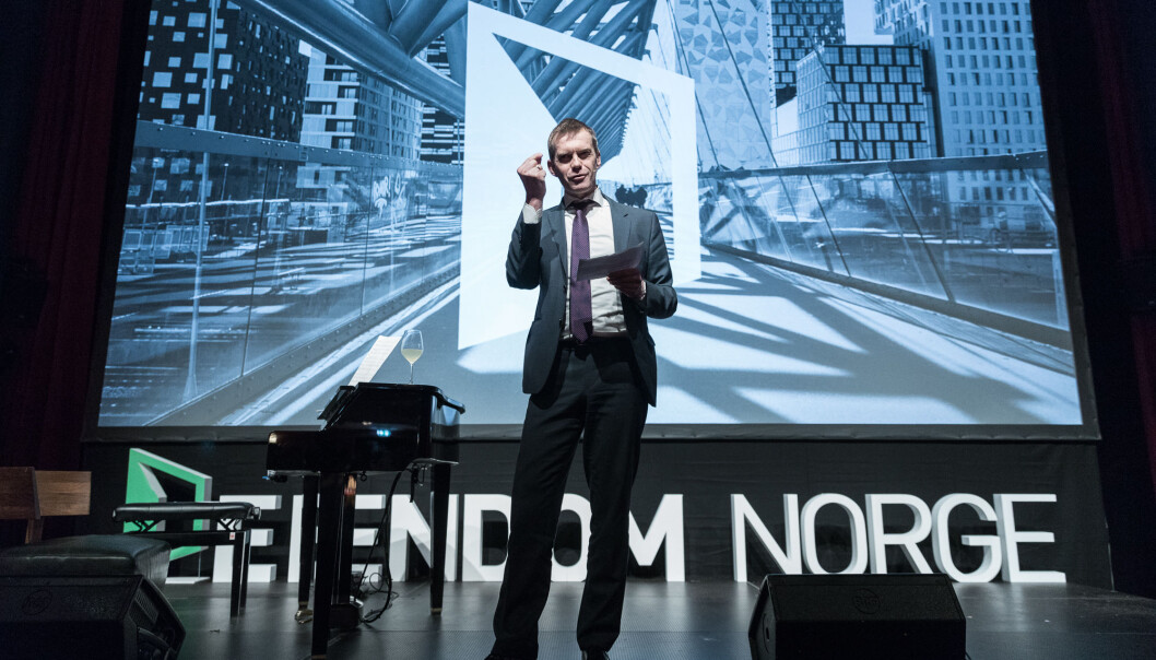 OLJE: Når oljen presser opp lønningene, må rørleggerne hentes fra andre land, beskriver Erling Røed Larsen. OLJE: Når oljen presser opp lønningene, må rørleggerne hentes fra andre land, beskriver Erling Røed Larsen.