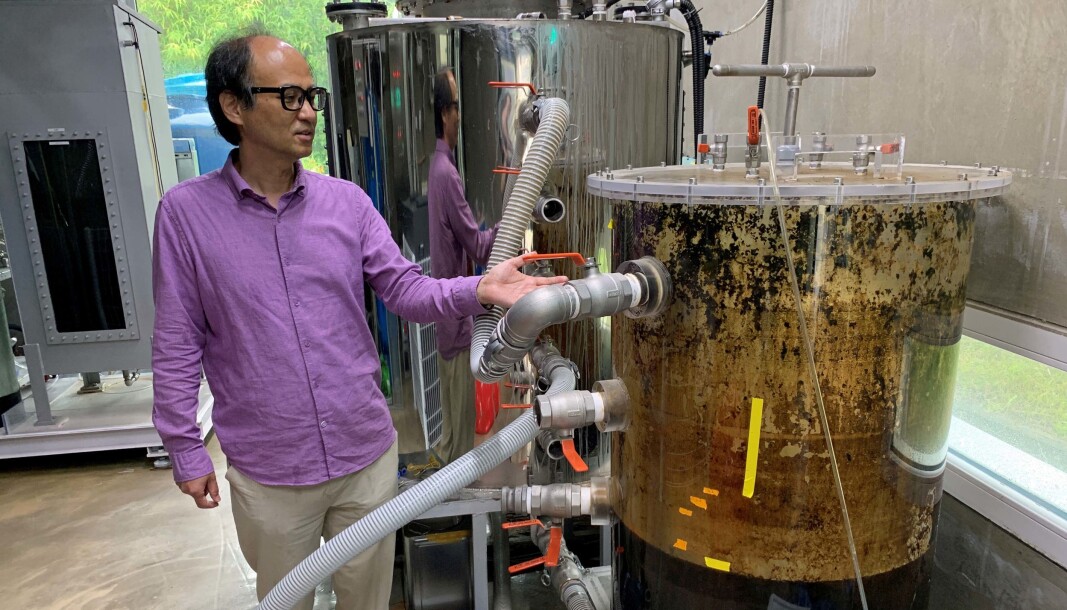LOKALT: Det lages lokalt og brukes lokalt – Jaeweon Cho viser frem anlegget som lager biogass av det som legges igjen på universitetets egne toaletter. Foto: Unist BEEVI: Den koreanske professoren er inspirert av bier, som henter viktige produkter rett ut av naturen. LOKALT: Det lages lokalt og brukes lokalt – Jaeweon Cho viser frem anlegget som lager biogass av det som legges igjen på universitetets egne toaletter. Foto: Unist BEEVI: Den koreanske professoren er inspirert av bier, som henter viktige produkter rett ut av naturen.