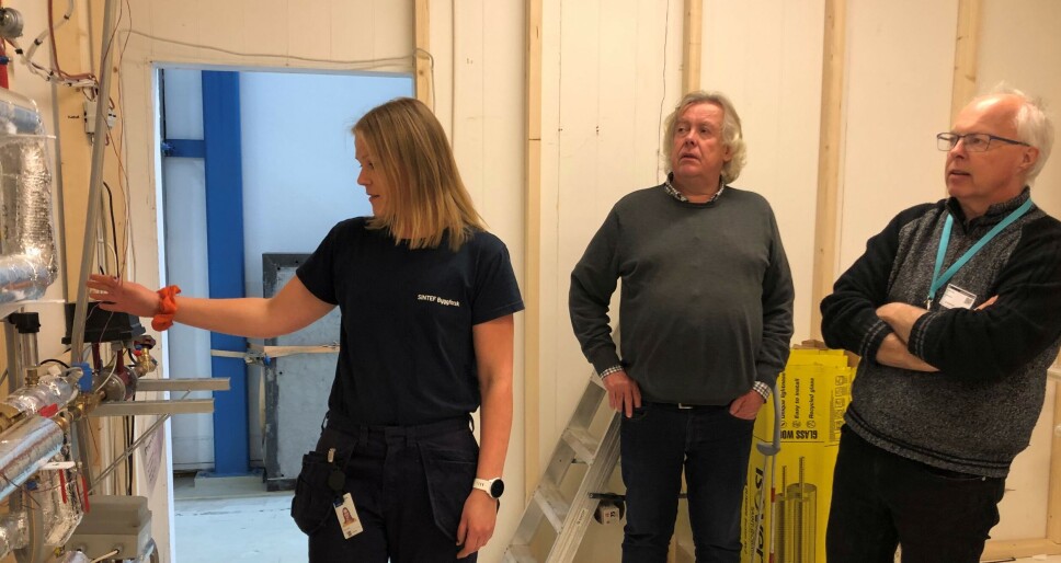 Anja Engtrø (SINTEF), Magnus Evje (Omsorgsbygg Oslo KF) og Geir Andersen (Drammen Eiendom KF) diskuterer løsninger for varmtvannsystemer.