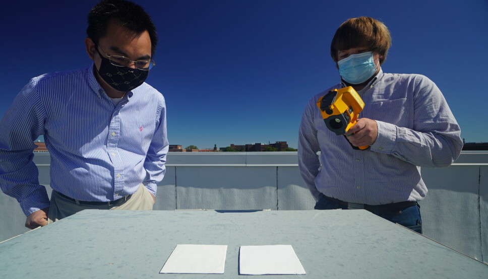 KJØLER: Xiulin Ruan (til venstre) og Joseph Peoples bruker et infrarødt kamera for å sjekke kjøleeffekten til hvitmalingen på et varmt tak