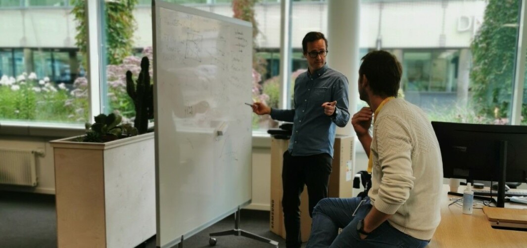 GOD DIALOG: 7Analytics har kontorer hos StartupLabs i Solheimsviken. Her sitter de sammen med cirka 20 andre startups. Helge Jørgensen og Lars Sperrevik diskuterer komplekse problemstillinger. GOD DIALOG: 7Analytics har kontorer hos StartupLabs i Solheimsviken. Her sitter de sammen med cirka 20 andre startups. Helge Jørgensen og Lars Sperrevik diskuterer komplekse problemstillinger.