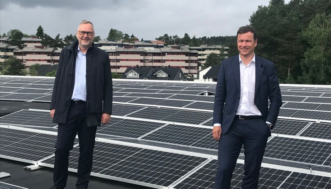PÅ TAKET: Administrerende direktør i Nordea Liv Eiendom, Nils Arne Gundersen, og administrerende direktør i Nordea Liv, Hans-Erik Lind, inspiserer solcelleanlegget på taket i Fyllingsdalen. PÅ TAKET: Administrerende direktør i Nordea Liv Eiendom, Nils Arne Gundersen, og administrerende direktør i Nordea Liv, Hans-Erik Lind, inspiserer solcelleanlegget på taket i Fyllingsdalen.