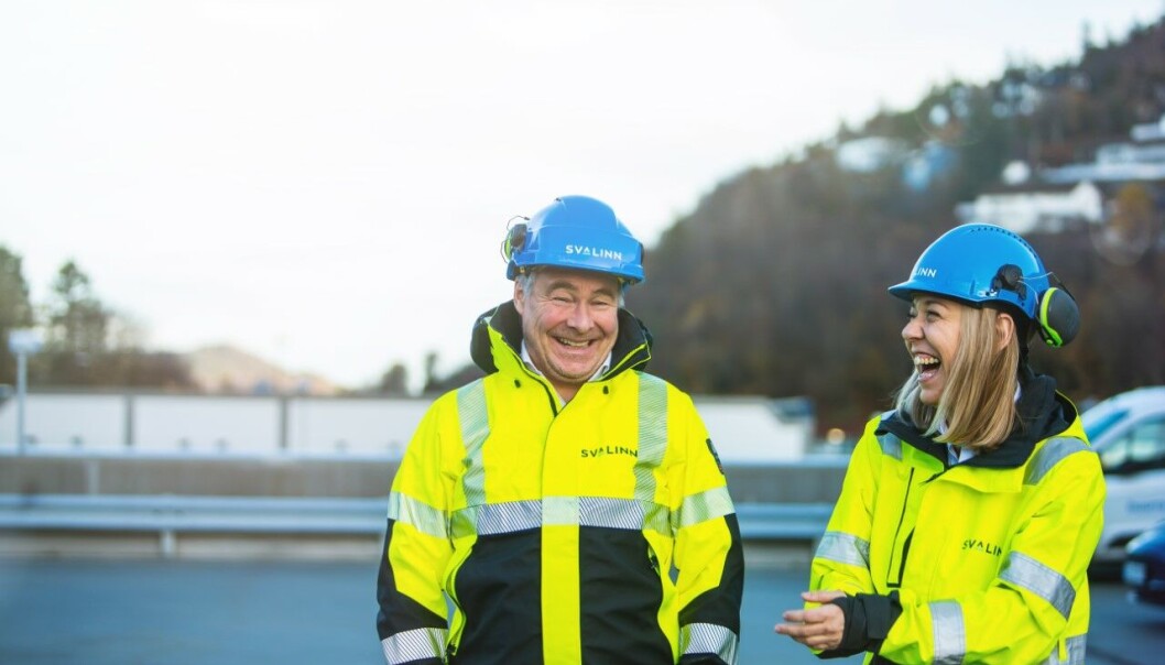 GOD STEMNING: Svalinn har flyttet hovedkontoret fra Oslo til Bergen, noe som naturlig nok påvirker stemningen i positiv retning. Her er administrerende direktør og storeier, Tarjei Hegland, sammen med Anabela Morais, som jobber i selskapets avdeling for totalentrepriser. GOD STEMNING: Svalinn har flyttet hovedkontoret fra Oslo til Bergen, noe som naturlig nok påvirker stemningen i positiv retning. Her er administrerende direktør og storeier, Tarjei Hegland, sammen med Anabela Morais, som jobber i selskapets avdeling for totalentrepriser.