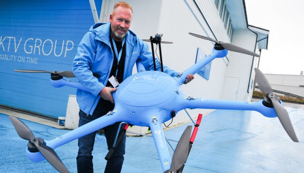 SPARER TID: Kennet Nilsen er kanskje den første i verden som bruker droner for å vaske fasader. Dronen på bildet er større enn de som vanligvis brukes, men vaskedronen er på service, så derfor ble det SPARER TID: Kennet Nilsen er kanskje den første i verden som bruker droner for å vaske fasader. Dronen på bildet er større enn de som vanligvis brukes, men vaskedronen er på service, så derfor ble det