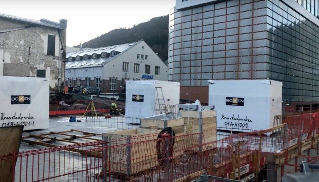 FERDIGE PÅ BYGGEPLASS: På OBOSs boligprosjekt i Kronstadoparken i Bergen er Boxen bad valgt. Her står badene klar på byggeplass.