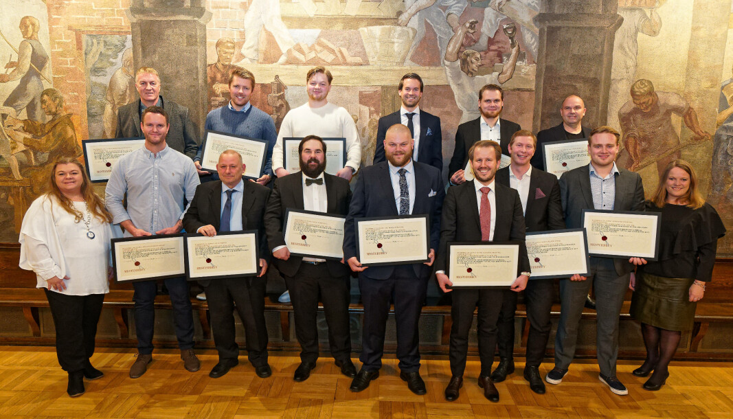 MESTERE: Bak fra venstre: Sigmar Helgi Gunnarson (Dinrørlegger.no), Espen André Rødnes (Rørpartner Varme & Sanitær), Eivind Alexander Hammer (Assemblin Service Ski), Petter Kroken (Assemblin), Torstein Hofvind Solhaug (Armaturjonsson) og Dag Enger Bjørndal (Rørfix). Foran fra venstre: Oldermann Mari-Ann Amundsen i Oslo Rørleggerlaug, Kristoffer Ringen Drange (Kolsås Rør), Jan Gundersen (Bærum Rørleggerbedrift), Ørjan Kampenhaug (Bærum Rørleggerbedrift), Dag Franks Bjørndahl (Sporveien), Victor Alexander Brudevoll (GK Inneklima), Martin Hauger Opheim (Sprinklerprosjekt), Kristoffer Mindrebøe (Sweco Norge avdeling Ski) og daglig leder Heidi Tveide i Mesterbrevnemnda. MESTERE: Bak fra venstre: Sigmar Helgi Gunnarson (Dinrørlegger.no), Espen André Rødnes (Rørpartner Varme & Sanitær), Eivind Alexander Hammer (Assemblin Service Ski), Petter Kroken (Assemblin), Torstein Hofvind Solhaug (Armaturjonsson) og Dag Enger Bjørndal (Rørfix). Foran fra venstre: Oldermann Mari-Ann Amundsen i Oslo Rørleggerlaug, Kristoffer Ringen Drange (Kolsås Rør), Jan Gundersen (Bærum Rørleggerbedrift), Ørjan Kampenhaug (Bærum Rørleggerbedrift), Dag Franks Bjørndahl (Sporveien), Victor Alexander Brudevoll (GK Inneklima), Martin Hauger Opheim (Sprinklerprosjekt), Kristoffer Mindrebøe (Sweco Norge avdeling Ski) og daglig leder Heidi Tveide i Mesterbrevnemnda.