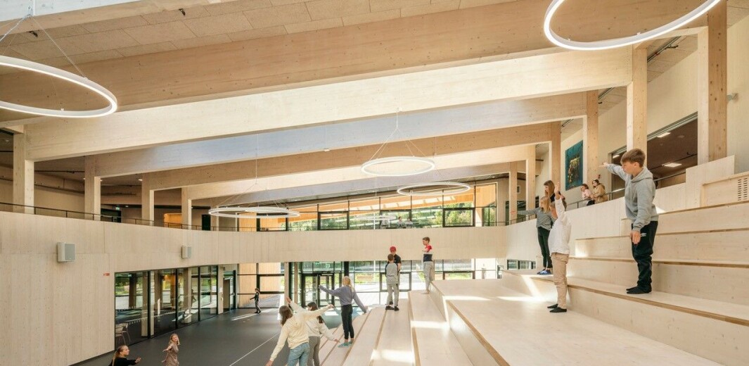 FLOTT: Det er ikke bare inneklimaet som har blitt godt på Borgafjellet skule på Os. Også arkitektonisk har skolen blitt et smykke. FLOTT: Det er ikke bare inneklimaet som har blitt godt på Borgafjellet skule på Os. Også arkitektonisk har skolen blitt et smykke.