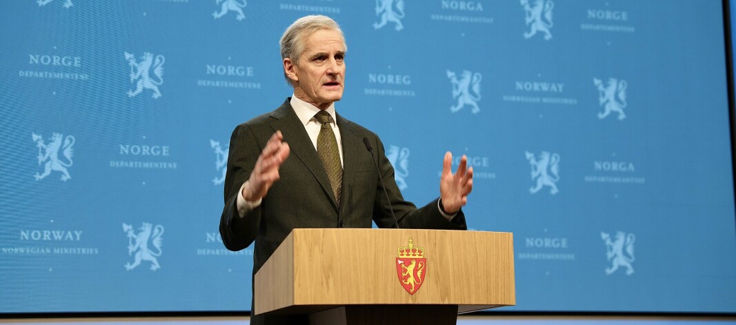 KRITISERES: Mandag kveld bekjentgjorde Jonas Gahr Støre strenge tiltak mot koronasmitte. Mads Mysen og Leif Øie retter knusende kritikk mot at regjeringen ikke tar hensyn til kunnskapen om smitte og tar med tiltak innenfor inneklima og ventilasjon. KRITISERES: Mandag kveld bekjentgjorde Jonas Gahr Støre strenge tiltak mot koronasmitte. Mads Mysen og Leif Øie retter knusende kritikk mot at regjeringen ikke tar hensyn til kunnskapen om smitte og tar med tiltak innenfor inneklima og ventilasjon.
