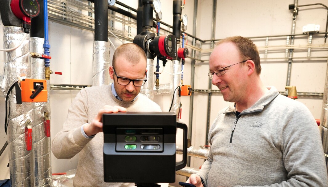SKANNER: Avdelingsleder for serviceavtaler, Harald Aakre (t.h.) og serviceleder hos Chr. M. Vestrheim, Thomas Hole Olsen, viser hvordan skanneren virker. SKANNER: Avdelingsleder for serviceavtaler, Harald Aakre (t.h.) og serviceleder hos Chr. M. Vestrheim, Thomas Hole Olsen, viser hvordan skanneren virker.