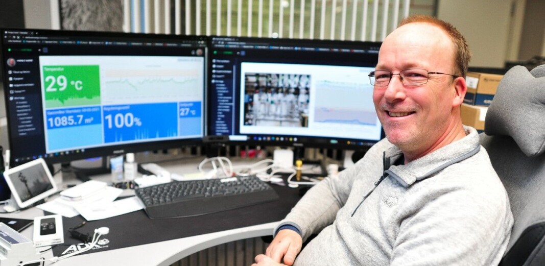 STUDERER: Boksen, som bare er som et lite sikringsskap var ute på et anlegg og derfor ikke tilgjengelig for «synfaring». Men resultatet ser du på skjermen til Harald Aakre, levende data som forteller om temperatur og effekten i en fettutskiller på et hotell i Bergen. STUDERER: Boksen, som bare er som et lite sikringsskap var ute på et anlegg og derfor ikke tilgjengelig for «synfaring». Men resultatet ser du på skjermen til Harald Aakre, levende data som forteller om temperatur og effekten i en fettutskiller på et hotell i Bergen.