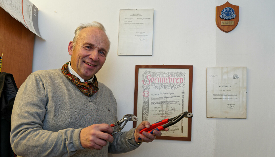 SKRUR: Rørleggermester og 60-årsjubilant Ole Gustav Rontén har fremdeles arbeidsveske og verktøy klart på kontoret.