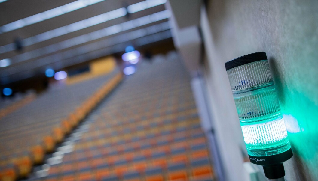 VARSLER: Egne varsellamper for CO₂-nivå bidrar til at studentene kan lære på studiestedet – her fra et auditorium på Duisburg-Essen-universitetet. VARSLER: Egne varsellamper for CO₂-nivå bidrar til at studentene kan lære på studiestedet – her fra et auditorium på Duisburg-Essen-universitetet.