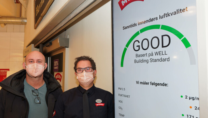 SYNLIG: Tall fra sensorer rundt i butikken samles på skjermen der alle kan se hvordan luftkvaliteten er. Smitte er bare én av grunnene til at det er fornuftig, konstaterer Kenneth Ervik (til venstre) og Hans Gunnar Wolf.