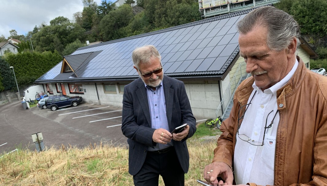 FØLGER MED: Via en app på mobiltelefonene kan Rune Brakstad (t.v.) og Øivind Kristoffersen i Odd Fellow Ordenen i Bergen vest sjekke hvor mye strøm solcellene produserer. FØLGER MED: Via en app på mobiltelefonene kan Rune Brakstad (t.v.) og Øivind Kristoffersen i Odd Fellow Ordenen i Bergen vest sjekke hvor mye strøm solcellene produserer.