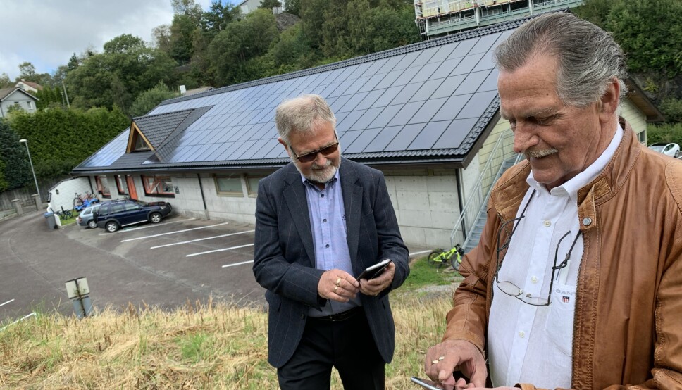 FØLGER MED: Via en app på mobiltelefonene kan Rune Brakstad (t.v.) og Øivind Kristoffersen i Odd Fellow Ordenen i Bergen vest sjekke hvor mye strøm solcellene produserer.