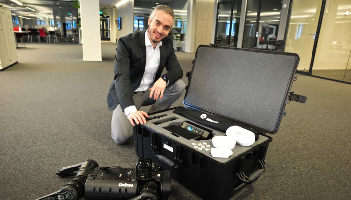 FREMTIDEN?: Kanskje vil Tommys robothund, Lassie, snart ta Matterport-skanneren på ryggen og stå for deler av 3D-skanningen. Matterport-skanneren kommer som et kit med det du trenger. 3D-modellen kan kombineres med sensorer, slik at du får en levende digital tvilling av bygget ditt. FREMTIDEN?: Kanskje vil Tommys robothund, Lassie, snart ta Matterport-skanneren på ryggen og stå for deler av 3D-skanningen. Matterport-skanneren kommer som et kit med det du trenger. 3D-modellen kan kombineres med sensorer, slik at du får en levende digital tvilling av bygget ditt.