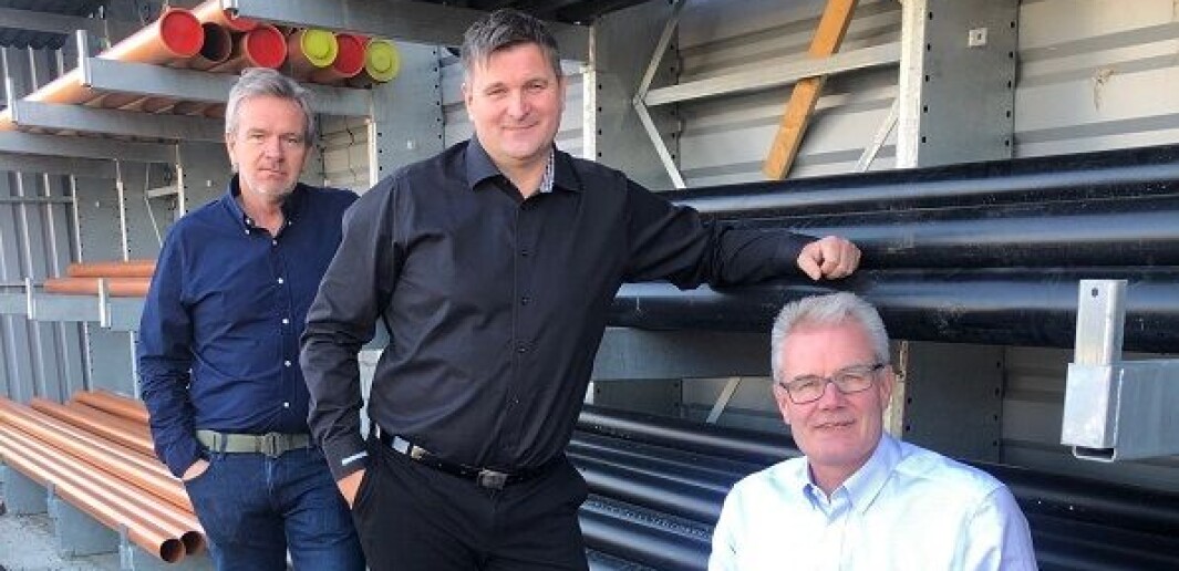 Administrerende direktør Bjørn Moen ( sittende), salgsdirektør VVS Ole Petter Klavestad og VA- direktør Morten Lerengen . Administrerende direktør Bjørn Moen ( sittende), salgsdirektør VVS Ole Petter Klavestad og VA- direktør Morten Lerengen .