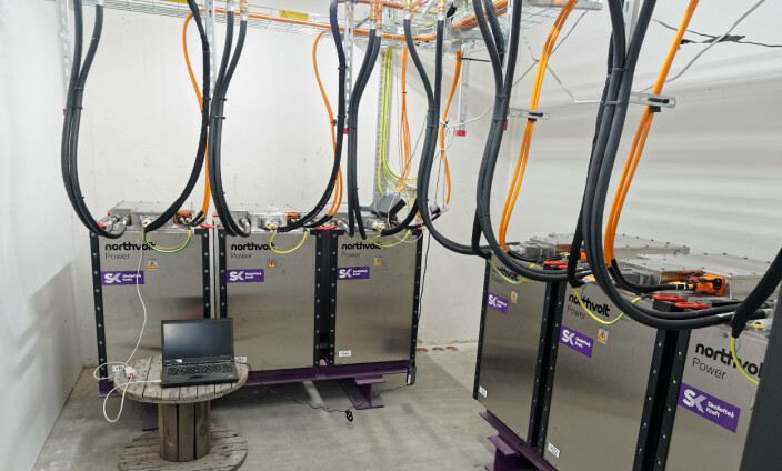 LOKALPRODUSERT: Lokalproduserte batterier lagrer energien som brukes til å drifte Sara kulturhus. LOKALPRODUSERT: Lokalproduserte batterier lagrer energien som brukes til å drifte Sara kulturhus.