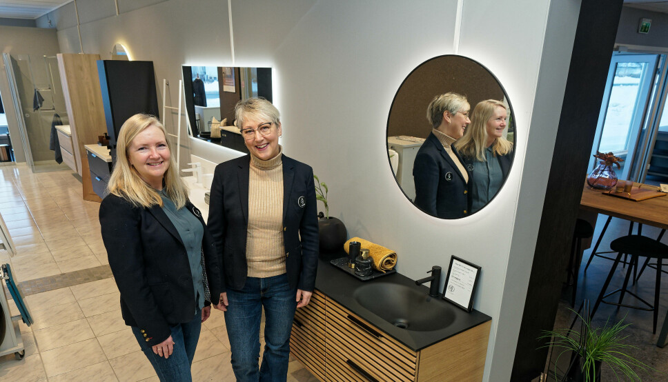UTVIKLING: Helen Pettersen (til venstre) og Solvår Sørdahl oppdaterer utstillingene jevnlig. Fremdeles vil mange av kundene ha mye svart.