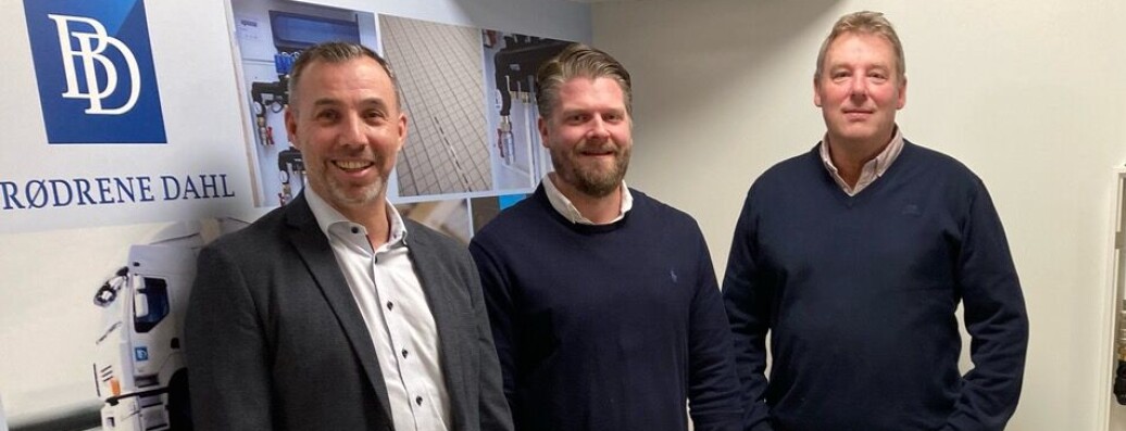 Teamet bak avtalen mellom Uponor og Brødrene Dahl for det borrelåsbaserte gulvvarmesystemet Uponor Klett. Fra venstre: Terje Andersen (Uponor) og Jan-Olav Karlsen og Jørn Bendiksen. Teamet bak avtalen mellom Uponor og Brødrene Dahl for det borrelåsbaserte gulvvarmesystemet Uponor Klett. Fra venstre: Terje Andersen (Uponor) og Jan-Olav Karlsen og Jørn Bendiksen.
