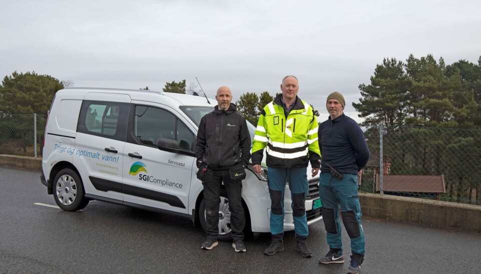 Servicetekniker i SGI Compliance, Thomas Johansen, leder i kommunens vaktmestertjeneste, Inge Sørvik og byggtekniker og vaktmester Jan Erik TallisClick to add image caption