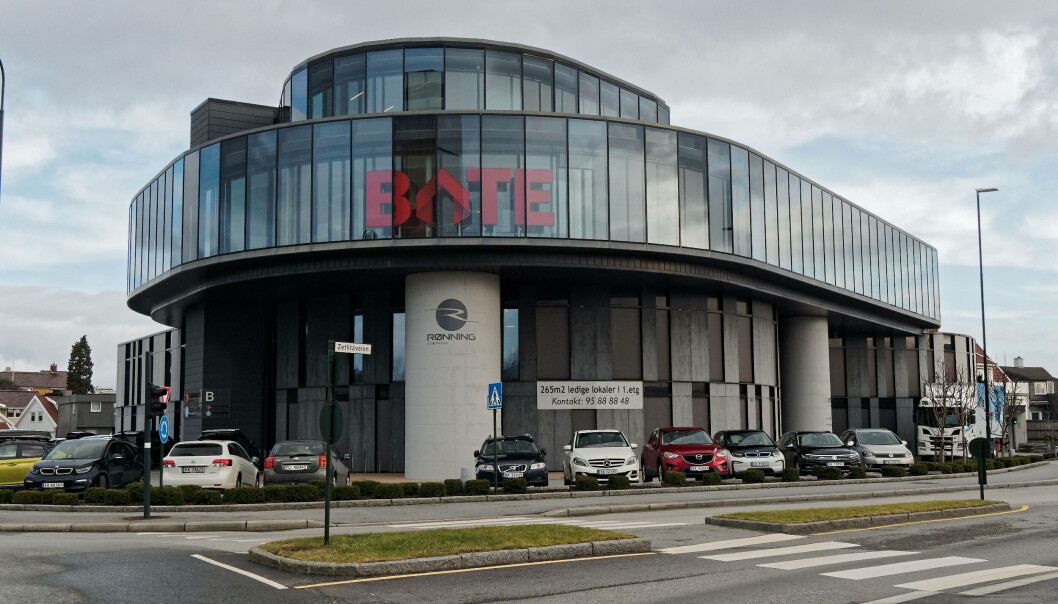BORETTSLAG: Hele borettslaget til Bate hadde installert lekkasjestoppere. Kunden som fikk retning på 17 000 for å bytte batterier, reagerer på at brosjyrene ikke informerte om batterier og skifting. BORETTSLAG: Hele borettslaget til Bate hadde installert lekkasjestoppere. Kunden som fikk retning på 17 000 for å bytte batterier, reagerer på at brosjyrene ikke informerte om batterier og skifting.