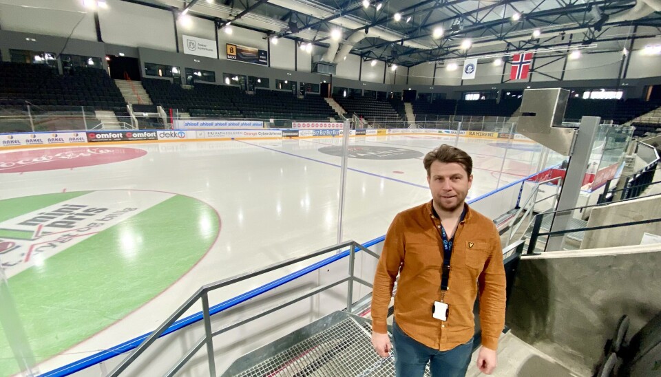 – De største utfordringene her i Varner Arena har nok vært at det er så mange og svært forskjellige klimasoner i tillegg til at det er svært høyt under taket både i ishallen og i første etasje, opplyser Norsk Teknisk Installasjons prosjektleder, Øystein Thorkildsen.