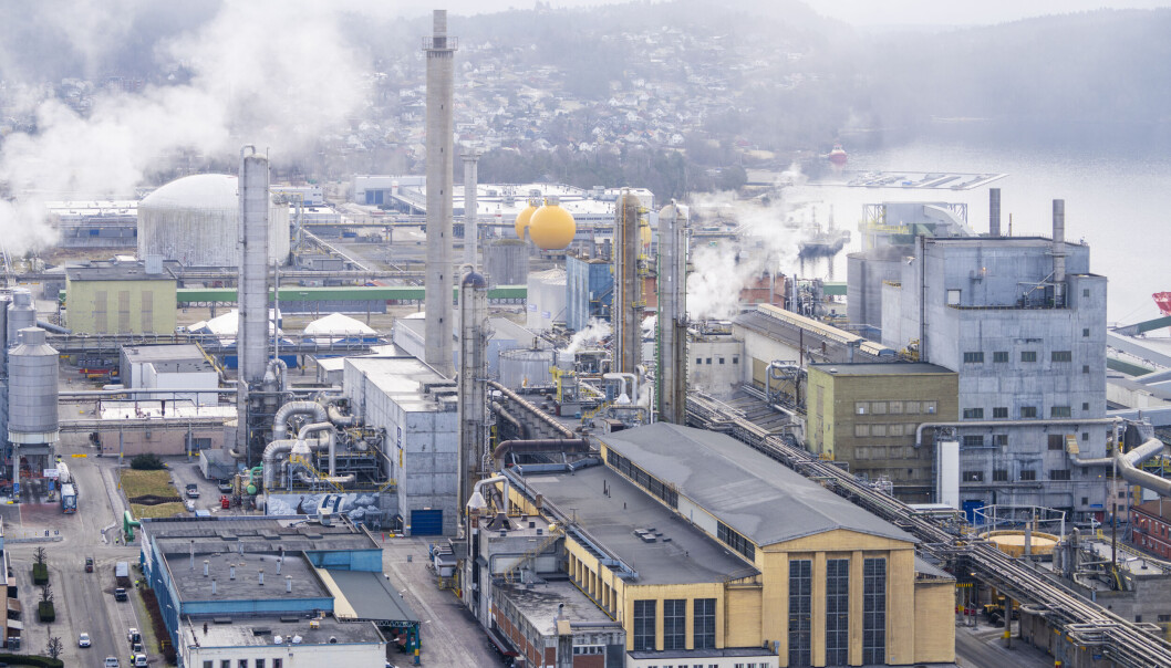 På Herøya Industripark i Porsgrunn satses det på bruk av energi som ellers går til spille til å varme opp byen. SINTEF-forsker Hanne Kauko mener det er et stort potensiale i bruk av spillvarme til oppvarmingsformål. På Herøya Industripark i Porsgrunn satses det på bruk av energi som ellers går til spille til å varme opp byen. SINTEF-forsker Hanne Kauko mener det er et stort potensiale i bruk av spillvarme til oppvarmingsformål.