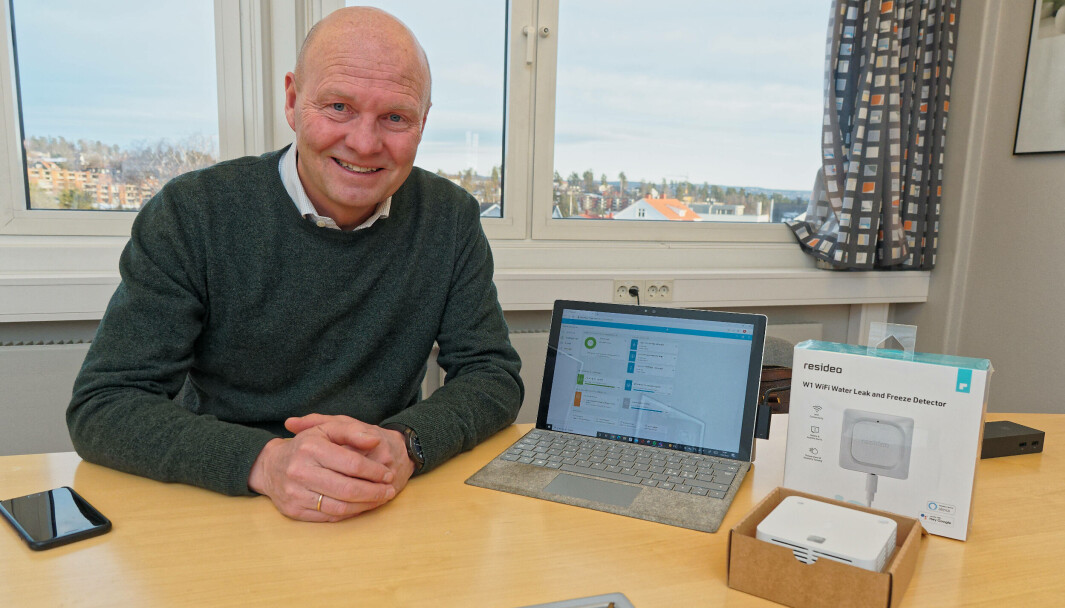 MULTISENSOR: Boksen inneholder både røykkammer, bevegelsessensor, temperatur- og fuktighetssensor og to radioer, forteller Stein Bakker. På pc-en kan vaktmesteren i bygget følge med på alt som skjer i systemets egen styreportal.Click to add image caption MULTISENSOR: Boksen inneholder både røykkammer, bevegelsessensor, temperatur- og fuktighetssensor og to radioer, forteller Stein Bakker. På pc-en kan vaktmesteren i bygget følge med på alt som skjer i systemets egen styreportal.Click to add image caption