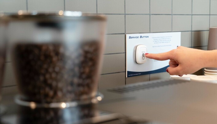 ÉN KNAPP: Serviceknappen lar brukeren si fra når noe må gjøres, uten at det er nødvendig å bruke tid på å svare på telefonen eller lese epost og gi beskjed videre. ÉN KNAPP: Serviceknappen lar brukeren si fra når noe må gjøres, uten at det er nødvendig å bruke tid på å svare på telefonen eller lese epost og gi beskjed videre.