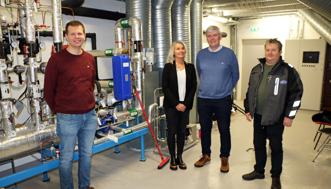 FORNØYD: Kontaktlærar Bjørn Frostad Solberg (f.v.), avdelingsleder Thora Stendal, assisterande rektor Stig Haldorsen og regionleder Oddmund Iversen i Carrier Refrigiation Norway AS er alle veldig glade for den nye linjen. FORNØYD: Kontaktlærar Bjørn Frostad Solberg (f.v.), avdelingsleder Thora Stendal, assisterande rektor Stig Haldorsen og regionleder Oddmund Iversen i Carrier Refrigiation Norway AS er alle veldig glade for den nye linjen.