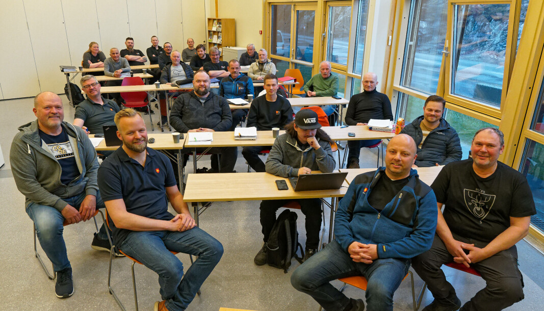 MANNSTERKE: De får med seg et stort lag av byggdriftere – her er andre kull på kurs. Foran fra venstre Raymond Hansen, Jesper Brodersen, Leif Mikalsen og Fred-Arne Johansen. MANNSTERKE: De får med seg et stort lag av byggdriftere – her er andre kull på kurs. Foran fra venstre Raymond Hansen, Jesper Brodersen, Leif Mikalsen og Fred-Arne Johansen.