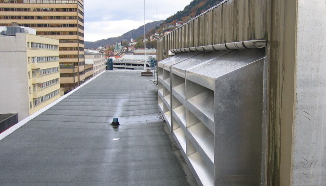 BERGENSRISTEN: Gründer og daglig leder i selskapet Bergen Ventilasjonsprodukter, Tore Mjåtvedt, forteller at Bergensristen effektivt stanser fukt fra å trenge inn. Fylkesbygget i bakgrunnen er nå revet og erstattet med nytt bygg. BERGENSRISTEN: Gründer og daglig leder i selskapet Bergen Ventilasjonsprodukter, Tore Mjåtvedt, forteller at Bergensristen effektivt stanser fukt fra å trenge inn. Fylkesbygget i bakgrunnen er nå revet og erstattet med nytt bygg.
