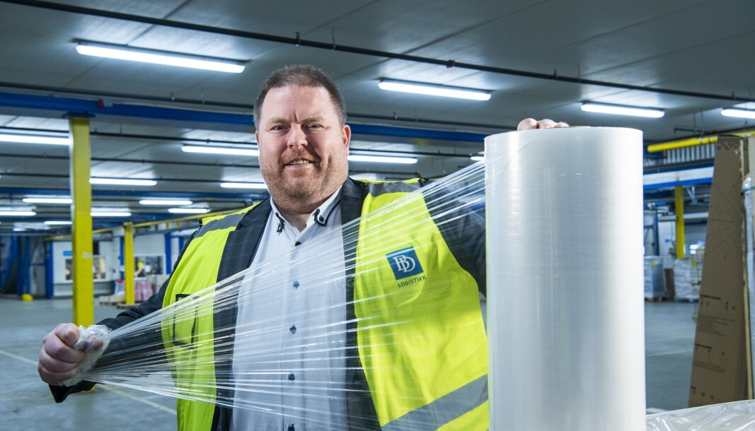 Brødrene Dahl er nede i 3 prosent jomfruelige plast i miljøregnskapet. Her demonstrerer produksjonssjef Thomas Bjerkeseter ved Brødrene Dahl Langhus miljøvennlig strekkplast fra sukkerrør. Brødrene Dahl er nede i 3 prosent jomfruelige plast i miljøregnskapet. Her demonstrerer produksjonssjef Thomas Bjerkeseter ved Brødrene Dahl Langhus miljøvennlig strekkplast fra sukkerrør.