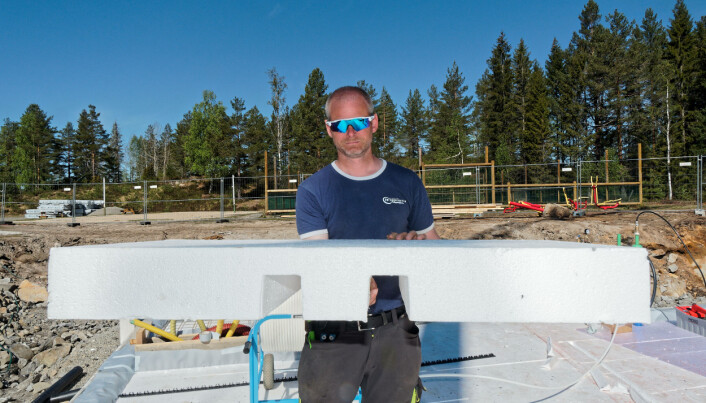 LAG TO: Nå er det EPS-lag nummer to som får skåret ut spor for å føre frem varmen. LAG TO: Nå er det EPS-lag nummer to som får skåret ut spor for å føre frem varmen.
