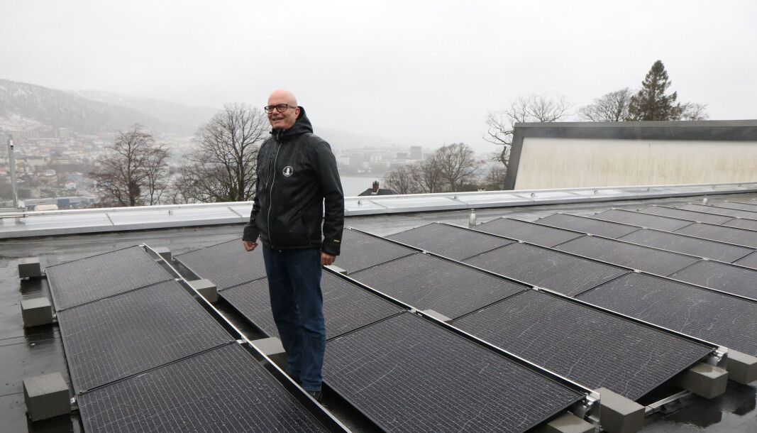 SATSER: UiB satser stort på solceller og målet er at takene skal ha en samlet produksjon på 2,5 til 3 GWh. Det forteller overingeniør ved eiendomsavdelingen til UiB, Steinar Sundberg. SATSER: UiB satser stort på solceller og målet er at takene skal ha en samlet produksjon på 2,5 til 3 GWh. Det forteller overingeniør ved eiendomsavdelingen til UiB, Steinar Sundberg.