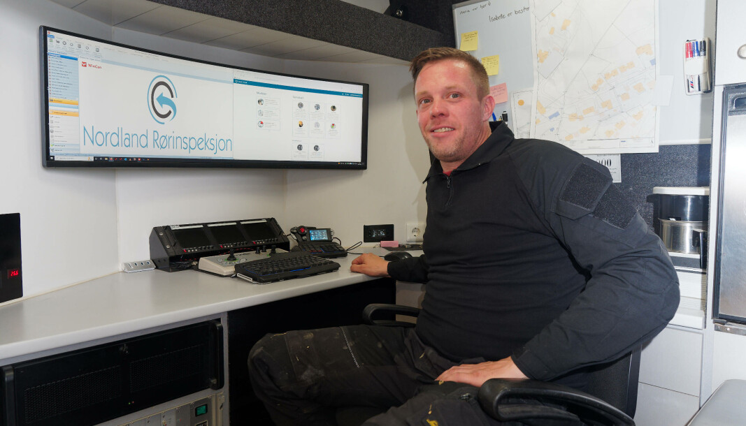 NETTGEEK: Han kaller seg selv nettgeek og har innredet en av arbeidsbilene med ekstra bred skjerm. Stian Aleksandersen driver Nordland Rørfornying. NETTGEEK: Han kaller seg selv nettgeek og har innredet en av arbeidsbilene med ekstra bred skjerm. Stian Aleksandersen driver Nordland Rørfornying.